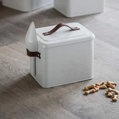 Afbeelding van CKB LTD Klein voedsel opslag blik met schep houdt hond kat dier traktaties metalen blikken doos bak verzegeld deksel lederen handvat gemaakt van krijtkleurig staal 3,5 kg H25 x B24 D19 cm