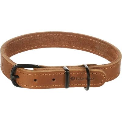Afbeelding van Flamingo Montana Cognac lederen halsband M 37 45 cm x 20 mm met klinknagels en gesp heeft een zwarte glanzende afwerking