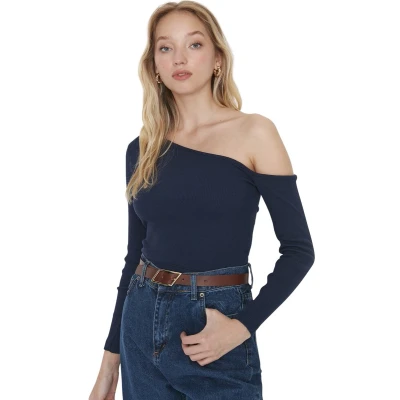 Afbeelding van Trendyol Indigo Aansluitende Asymmetrische Halslijn Off Shoulder Geribbelde Stretch Gebreide Blouse Twoaw23Bz00088
