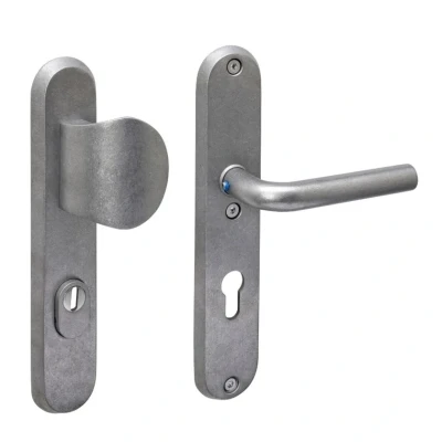 Afbeelding van Intersteel SKG3 veiligheidsbeslag voordeur ovaal 250x50mm greep/kruk Luzern PC72 kerntrekbeveiliging PVD RVS getrommeld