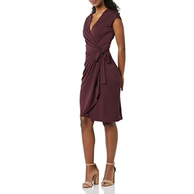 Afbeelding van Amazon Essentials Klassieke wikkeljurk met kapmouwen voor dames (verkrijgbaar in grote maten), bordeaux, 5X