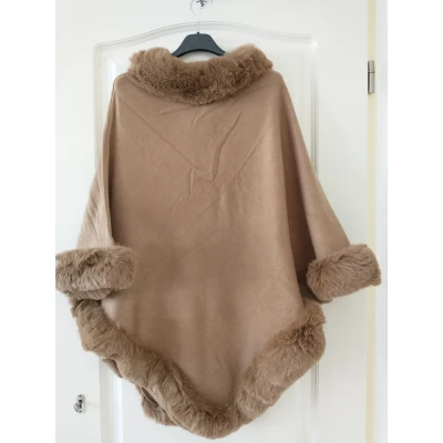Afbeelding van Dames poncho met imitatiebont camel