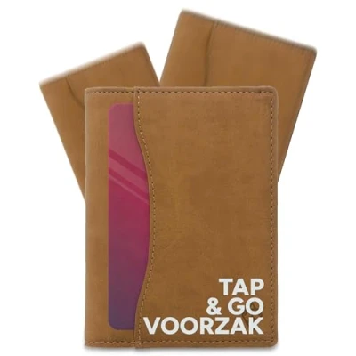 Afbeelding van AKIELO RFID Blokkerende Bifold Kaart Portemonnee met Trek Tab en Geschenkdoos Stijlvolle &#039;Tap N Go&#039; Heren Creditcardhouder Portemonnees voor (OSCAR Tan Editie)