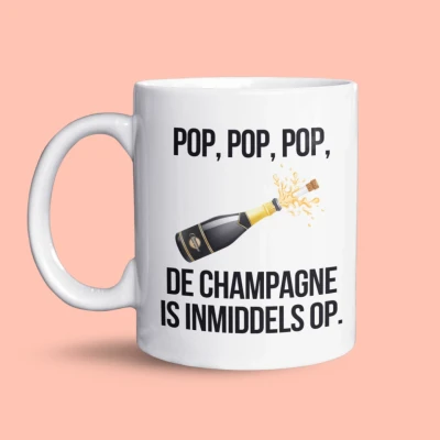 Afbeelding van NietMokken.nl Grappige mok met tekst: &quot;Pop, pop, de champagne is inmiddels op.&quot; Perfect voor Oud &amp; Nieuw of een feestje Aan beide zijden bedrukt Vaatwasser en magnetronbestendig