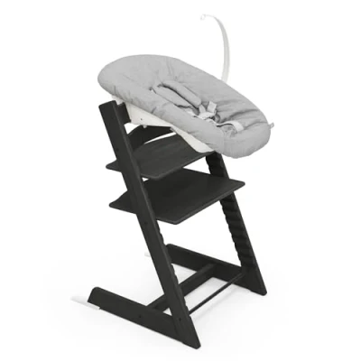Afbeelding van Stokke Tripp Trapp stoel (zwart eikenhout) met Newborn set (grijs) voor pasgeborenen tot 9 kg gezellig, veilig en eenvoudig te gebruiken