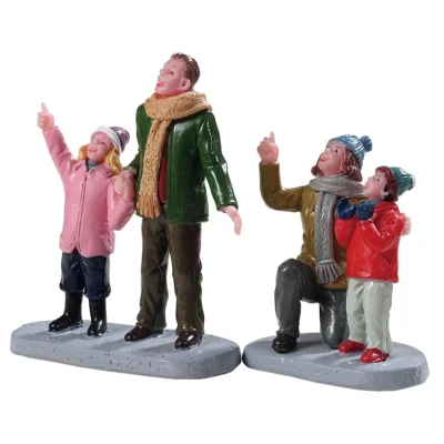 Afbeelding van People admiring fireworks set of 2 LEMAX