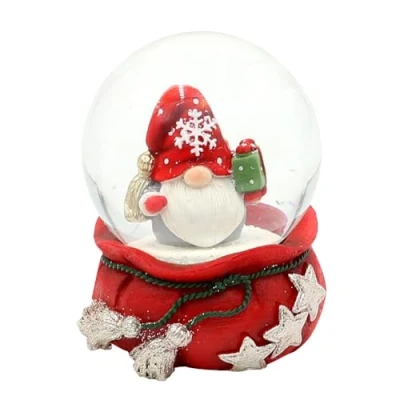 Afbeelding van Sneeuwbol kerstkabouter met cadeau op rode sokkel sterren, L/B/H/Ø bal 6,8 x 9 cm Ø 6,5