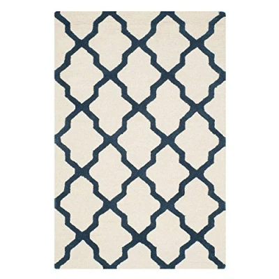 Afbeelding van SAFAVIEH Geometrisch tapijt voor woonkamer, eetkamer, slaapkamer Cambridge Collection, korte pool, ivoor en marineblauw, 122 x 183 cm