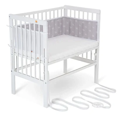 Afbeelding van FabiMax Baby bijzetbed voor boxspringbed, traploos in hoogte verstelbaar, beukenhout, massief wit gelakt, incl. matras Comfort en netnestje witte sterren op grijs