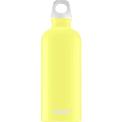 Afbeelding van SIGG Aluminium drinkfles Traveller Lemon Touch Klimaatneutraal gecertificeerd Geschikt voor koolzuurhoudende dranken Lekvrij Vederlicht BPA vrij Geel 0,6L
