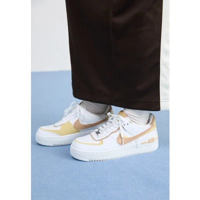 Afbeelding van Nike Sportswear AF1 Shadow Sneakers laag, Dames, Maat: 36.5, White/hemp/team gold/metalic silver Leer en imitatieleer