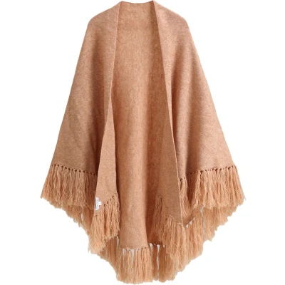 Afbeelding van Emilie scarves omslagdoek knitweark cape met franjes poncho camel beige