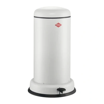 Afbeelding van Wesco Baseboy Afvalbak in de kleur mat wit, gepoedercoat plaatstaal, 20 liter volume, metalen inzetstuk, ingebouwde demper, voetsteun met rubberen