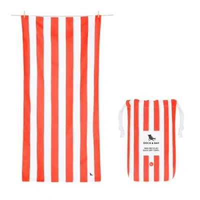 Afbeelding van Dock &amp; Bay strand handdoek Sneldrogend, Zandvrij Compact Lichtgewicht 100% gerecycled Tas inclusief Cabana Waikiki Coral Red Large (160x90cm, 63x35&quot;)