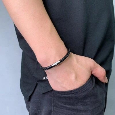 Afbeelding van Joboly Stoere ronde mannen / Heren armband gevlochten met handige sluiting Zwart 18 cm