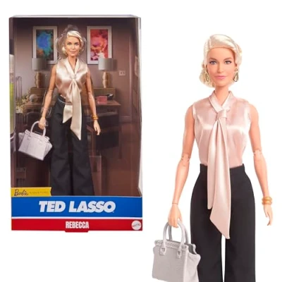 Afbeelding van Barbie Signature pop, Rebecca Welton uit Ted Lasso. Ze draagt een elegante blouse en zwarte pantalon, verzamelobject met vensterverpakking, HJW93