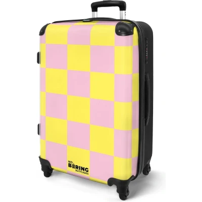 Afbeelding van NoBoringSuitcases.com® Koffer groot Rolkoffer lichtgewicht Geel met roze schaakbord print Reiskoffer 4 wielen Grote trolley XL 20 kg bagage