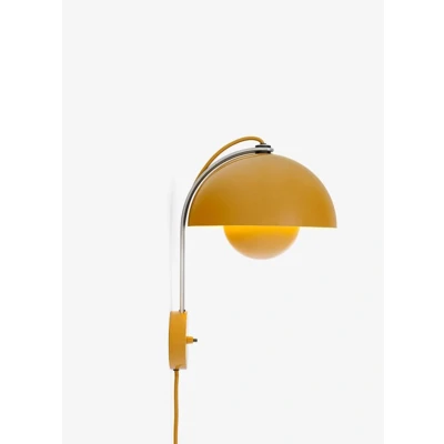 Afbeelding van &amp;Tradition wandlamp Flowerpot VP8, stekker, mosterdgeel