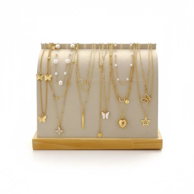 Afbeelding van 11 delige damesketting set goudkleurige kettingen met parels, sterren, vlinders, hart en maanbedels