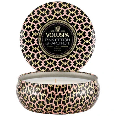 Afbeelding van Voluspa Maison Noir 3 wick Tin geurkaars 40 uur Pink Citron Grapefruit
