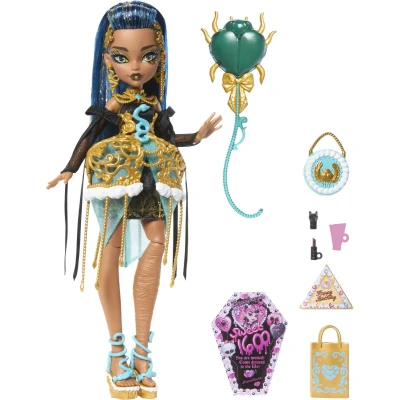 Afbeelding van Monster High Griezelige Sweet Birthday Pop, Cleo de Nile in goudkleurige feestjurk met accessoires die bij het thema horen, een lippenstift en meer, JBG76