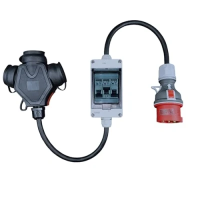Afbeelding van RoadEu Draagbare voedingsadapter met stroomonderbrekers CEE stekker 32A, 380V naar 220V 3x Schuko. Uitgerust C16A stroomonderbreker. Rubber verlengsnoer 1 meter.
