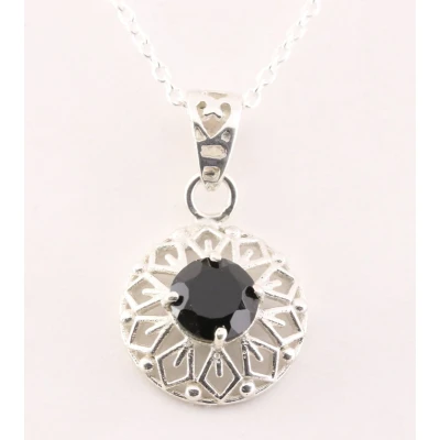 Afbeelding van Fijne ronde opengewerkte zilveren hanger met onyx aan ketting