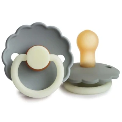 Afbeelding van FRIGG Daisy Glow In The Dark Fopspeen French Gray / Portobello 0 6 Mnd 2 Stuks