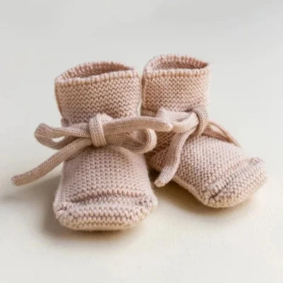 Afbeelding van Hvid Slofjes van merino wol apricot maat 9 15 mnd