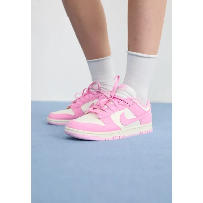 Afbeelding van Nike Sportswear DUNK LOW Sneakers laag, Dames, Maat: 35.5, Sail/pink rise Imitatieleer/ textiel