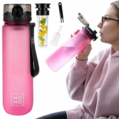 Afbeelding van MOMO WAY Drinkfles BPA vrije Tritan Waterfles Met Fruithouder En Flessenreiniger 1 klik sluiting Sportfles voor School Werk Outdoor Donkerroze 1000ml