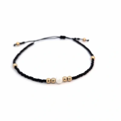 Afbeelding van Verstelbare zwarte kleine kraaltjes armband met gouden accent en imitatie parel