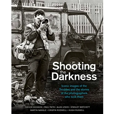 Afbeelding van Shooting the Darkness: Iconic Images of Troubles and Stories Photographers Who Took Them