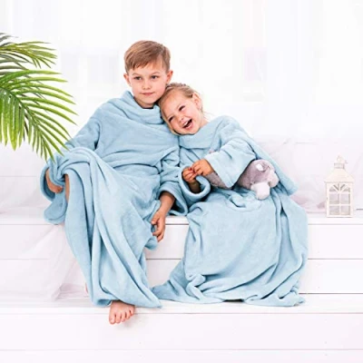 Afbeelding van DecoKing Kiddo Kinderdeken met mouwen, 90 x 105 cm, lichtblauw, microvezel, tv deken, knuffeldeken, zachte fleecedeken