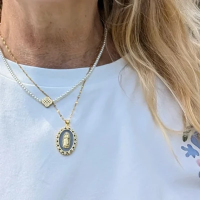 Afbeelding van Ketting goud met statement grijs hanger heilige