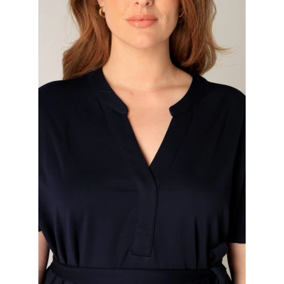 Afbeelding van Base Level Curvy A lijn jurk Yenna met ceintuur donkerblauw