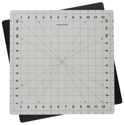 Afbeelding van Fiskars Cutting Mat: Rotating: 33 x 33cm Self Healing rotates 360 degrees 30, 45 and 60 bias Lines