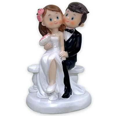 Afbeelding van Taartfiguur, bruiloft, bruidspaar, taartdecoratie, bruidspaar voor taart, cake topper, bruidstaart, decoratiefiguur, bruiloft (comicstyle zittend op bank)