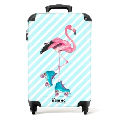 Afbeelding van NoBoringSuitcases.com® Handbagage koffer lichtgewicht Reiskoffer trolley Flamingo met blauwe rolschaatsen Rolkoffer wieltjes Past binnen 55x40x20 en 55x35x25