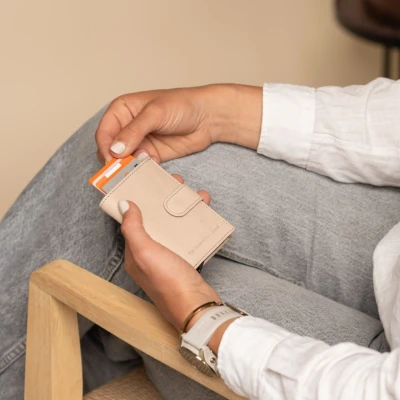 Afbeelding van Leren Pasjeshouder Beige Torola The Chesterfield Brand