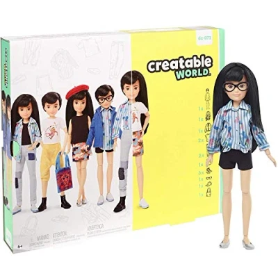 Afbeelding van Creatable World Luxe poppenset DC 073 Aanpasbare pop met zwart steil haar, 6 kledingstukken, 3 paar schoenen en 2 accessoires, creatief speelgoed voor alle kinderen van jaar ouder