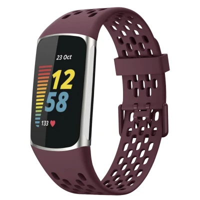 Afbeelding van Siliconen sport bandje met gaatjes voor de Fitbit Charge 5 / 6 Donkerrood imoshion En TPU (zacht)