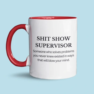 Afbeelding van NietMokken.nl kantoor mok SHIT SHOW SUPERVISOR Grappige met tekst Cadeau voor baas, collega, directeur, directrice of teamleider Koffiemok 325ml Keramiek Aan beide zijden bedrukt Humor op