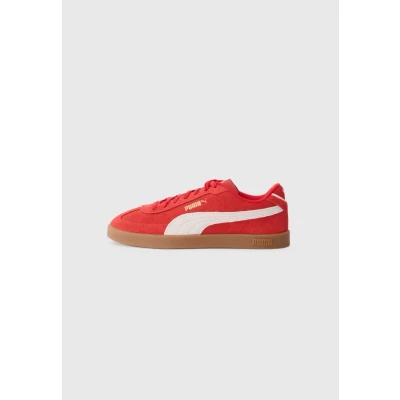 Afbeelding van PUMA Unisex Club Ii Era Suede Sneaker, For All Time Red White Gold, 42.5 EU