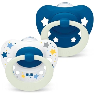 Afbeelding van NUK Signature Night fopspeen 6 18 maanden kalmeert 95% van de baby&#039;s in hartvorm BPA vrij silicone Glow the dark inclusief etui blauwe sterren 2 stuks