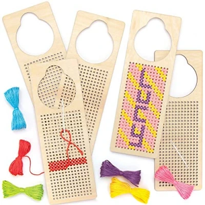 Afbeelding van Baker Ross AT810 Maak een Cross Stitch Houten Deurhanger Kits, voor Beginners en Kinderen Kunsten Ambachten Projecten (Pack van 4), Verschillende