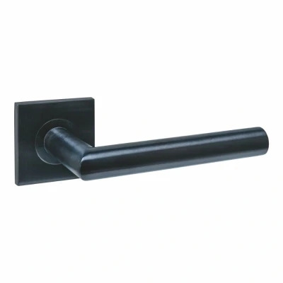 Afbeelding van Intersteel deurkruk Q 04 op rozet vierkant verdekt 53x53x6mm PVD zwart