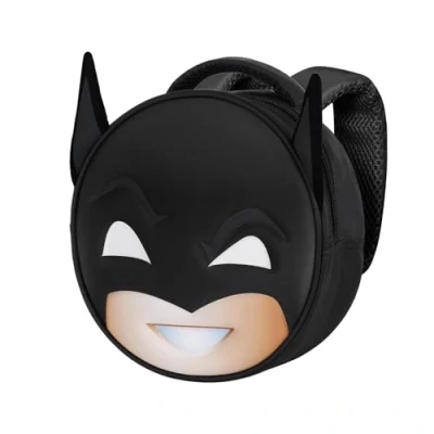 Afbeelding van Emoji rugzak Batman Kleine ronde met 3D reliëf voorkant 22cm x 9cm, zacht materiaal, hoofdcompartiment ritssluiting, binnenvoering gaasvak, verstelbare schouderbanden, gewatteerde rug.
