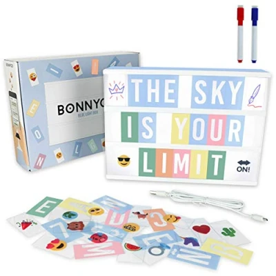 Afbeelding van Blauwe Led Lichtbak met 400 Letters, Emojis &amp; 2 Markers, USB BONNYCO A4 Lightbox Jongens Kamer Babyborrel Letterbak Origineel Geschenk voor Verjaardagen, Kerstmis en Sinterklaas