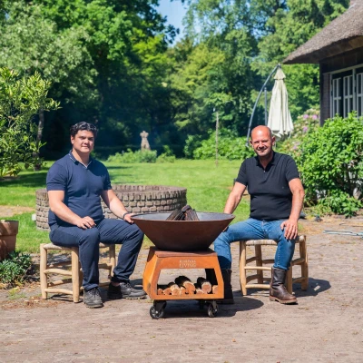 Afbeelding van RJRoyal Living BBQ Plancha Grill Brasero Vuurschaal Cortenstaal met grote wielen en houtopslag Ø75cm vuurkorf tuinhaard